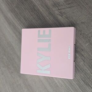 KYLIE Pressed Illuminating Powder in Quartz
